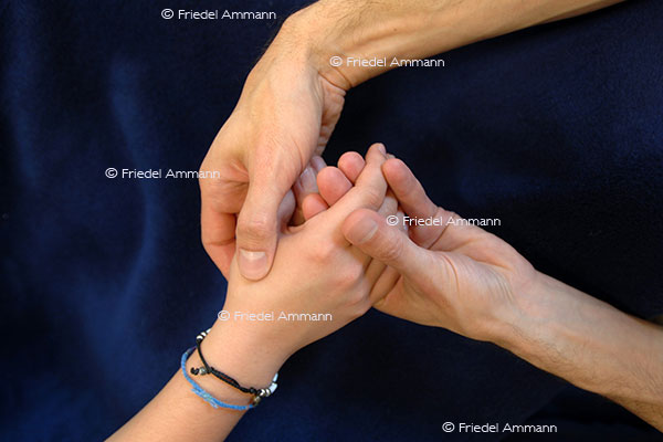 WIRTSCHAFT / ECONOMY - Komplementäre Medizin / Alternative Medicine  - Handmassage, Akupressur an der Hand / Hand Acuclosure