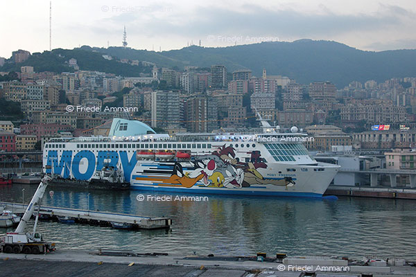 WIRTSCHAFT / ECONOMY - Mobilität / Mobility - Schifffahrt / Shipping - Italienische Fähre, Ferry – Hafen / Port Genua, Italia