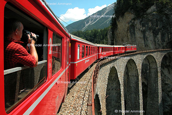  WIRTSCHAFT / ECONOMY - Mobilität / Mobility - Rhätische Bahn / Rhaetian Railway - Landwasserviadukt - Graubünden, Schweiz 
