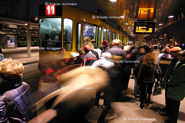 WIRTSCHAFT / ECONOMY - Mobilität / Mobility - Schweizer Bahnhof SBB / Swiss Trainstation, Basel – Bahnhofplatz / Station Square