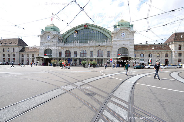 WIRTSCHAFT / ECONOMY - Mobilität / Mobility - Schweizer Bahnhof SBB / Swiss Trainstation, Basel – Bahnhofplatz / Station Square