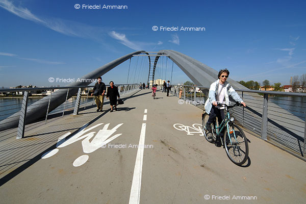 WIRTSCHAFT / ECONOMY - Mobilität / Mobility - Strasse / Road - Fussgänger-, Velobrücke / Bicycle-and Pedestrian Bridge Huningue (F) - Weil (D)