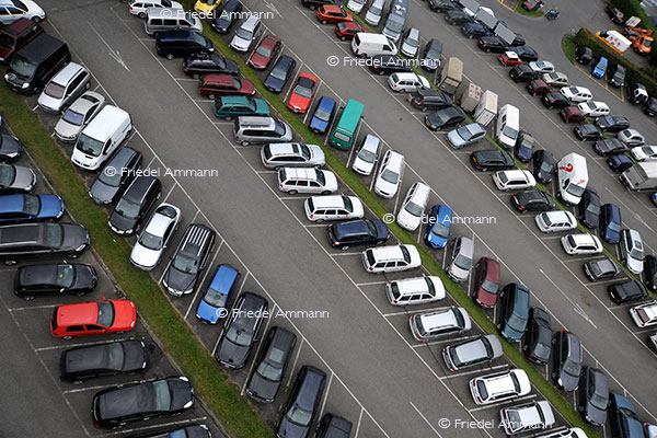 WIRTSCHAFT / ECONOMY - Mobilität / Mobility - Strasse / Road – Parkplatz / Car Park