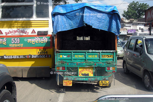 WIRTSCHAFT / ECONOMY - Mobilität / Mobility - Strasse / Road - Mumbai, India