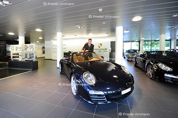 WIRTSCHAFT / ECONOMY - Mobilität / Mobility - Strasse / Road – Autoverkäufer / Car Salesman
