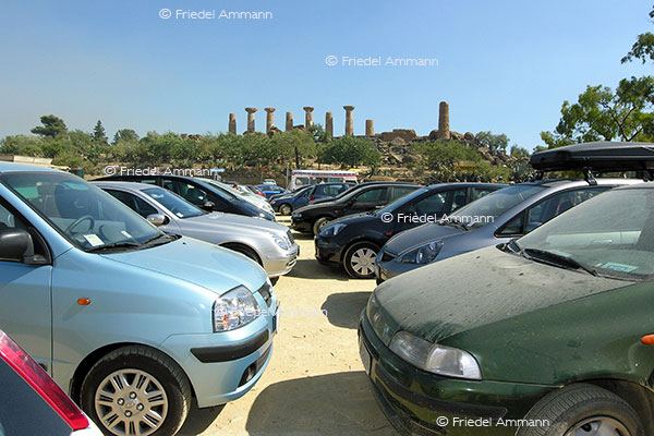 WIRTSCHAFT / ECONOMY - Mobilität / Mobility - Strasse / Road - Parkplatz / Car Park Agrigent - Sizilien, Italia