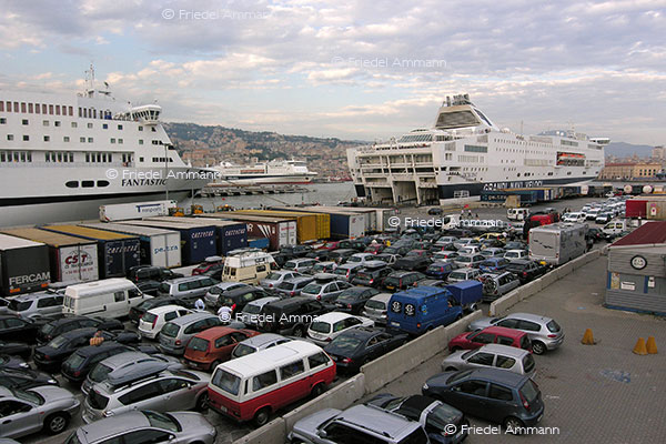  WIRTSCHAFT / ECONOMY - Mobilität / Mobility - Strasse / Road - Hafen / Port - Genua, Italia 