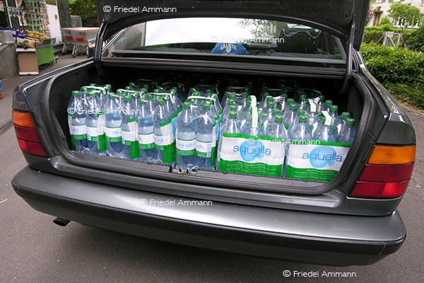 WIRTSCHAFT / ECONOMY - Abfall, Recycling - Wasser im Angebot / Water on Sale