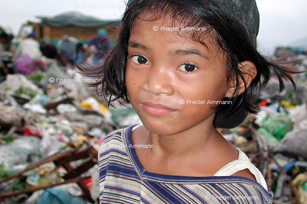 WIRTSCHAFT / ECONOMY - Abfall, Recycling - Payatas Müllberge / Pile of Rubbish - Metro Manila, Philippinen