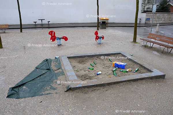 WIRTSCHAFT / ECONOMY - Abfall, Recycling – Wohlstandsverwahrlosung / Prosperity Waywardness, Basel