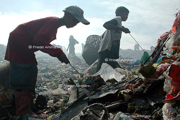 WIRTSCHAFT / ECONOMY - Abfall, Recycling - Smokey Mountain Müllberge / Pile of Rubbish - Metro Manila, Philippinen