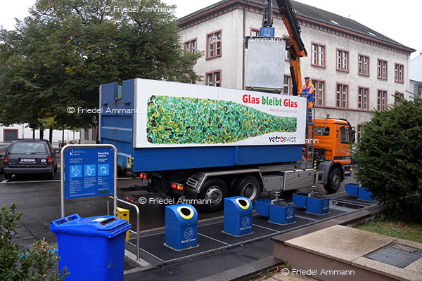 WIRTSCHAFT / ECONOMY - Abfall, Recycling – Glassammlung / Glass Recycling