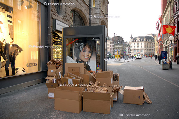 WIRTSCHAFT / ECONOMY - Abfall, Recycling – Kartonsammlung / Cardboard Recycling