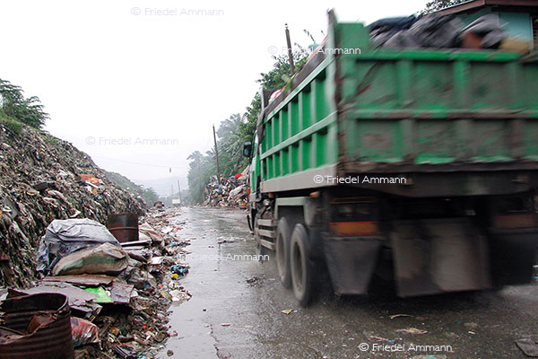 WIRTSCHAFT / ECONOMY - Abfall, Recycling - Payatas Müllberge / Pile of Rubbish - Metro Manila, Philippinen