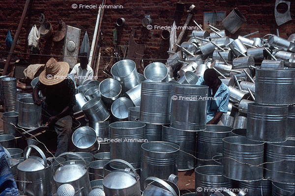 WIRTSCHAFT / ECONOMY - Abfall, Recycling - Alumarkt / Aluminium Market, Lilongwe, Malawie