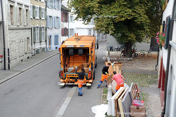 WIRTSCHAFT / ECONOMY - Abfall, Recycling - Sperrgut-Müllabfuhr / Bulk Waste Disposal