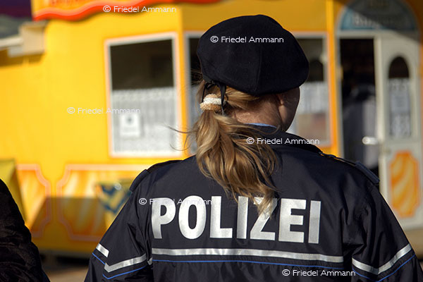 WIRTSCHAFT / ECONOMY - Service Public – Polizei / Police