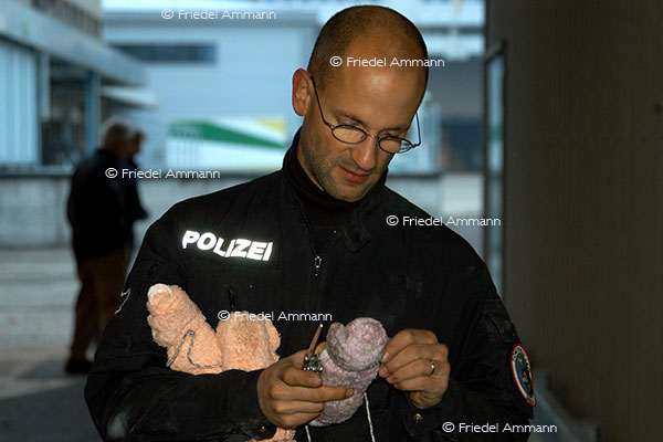 WIRTSCHAFT / ECONOMY - Service Public – Polizei / Police