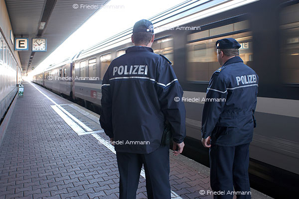 WIRTSCHAFT / ECONOMY - Service Public - Grenzpolizei / Border Control - Badischer Bahnhof, Basel