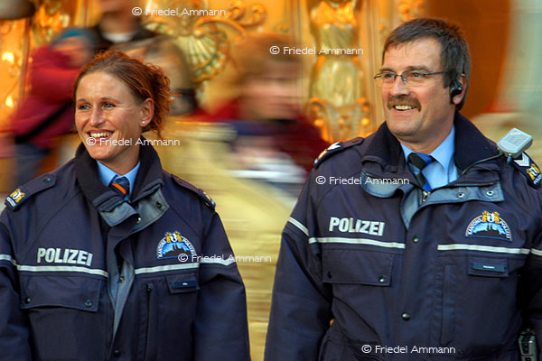 WIRTSCHAFT / ECONOMY - Service Public – Polizei / Police