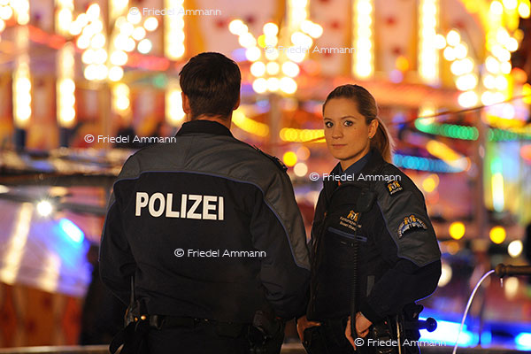 WIRTSCHAFT / ECONOMY - Service Public – Polizei / Police