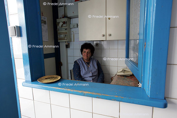 WIRTSCHAFT - Soziales und Gesellschaft - Toiletten-Reinigungsfrau