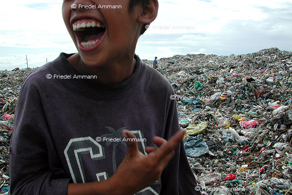 WIRTSCHAFT / ECONOMY - Armut / Poverty – Müllsammler / «Scavenger» - Smokey Mountain Müllberge - Metro Manila, Philippinen