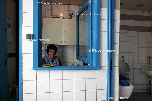 WIRTSCHAFT / ECONOMY - Armut / Poverty – Toilettenreinigungsfrau / Charlady