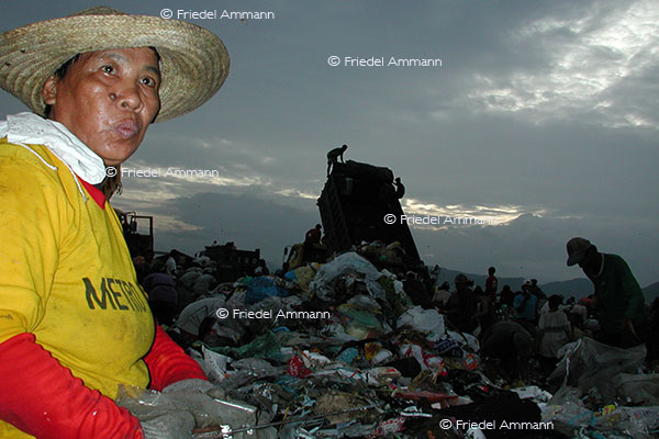 WIRTSCHAFT / ECONOMY - Armut / Poverty – Nachtschicht der Müllsammler / «Scavenger» Nightshift - Payatas, Metro Manila - Philippinen