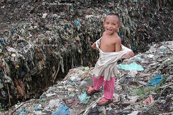 WIRTSCHAFT / ECONOMY - Armut / Poverty – Müllsammler /  «Scavenger» - Payatas, Metro Manila - Philippinen