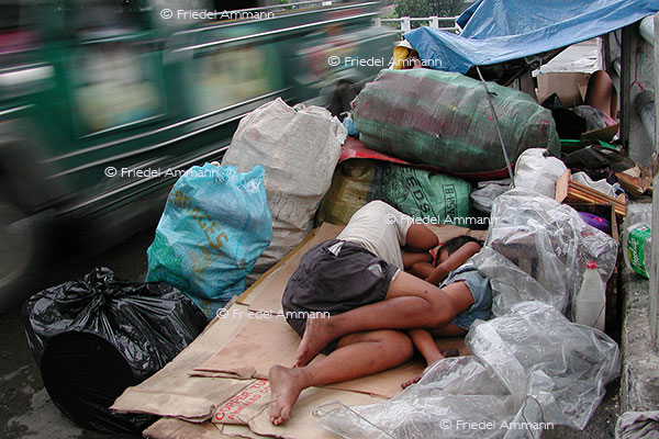 WIRTSCHAFT / ECONOMY - Armut / Poverty - Cubao Place - Metro Manila, Philippinen