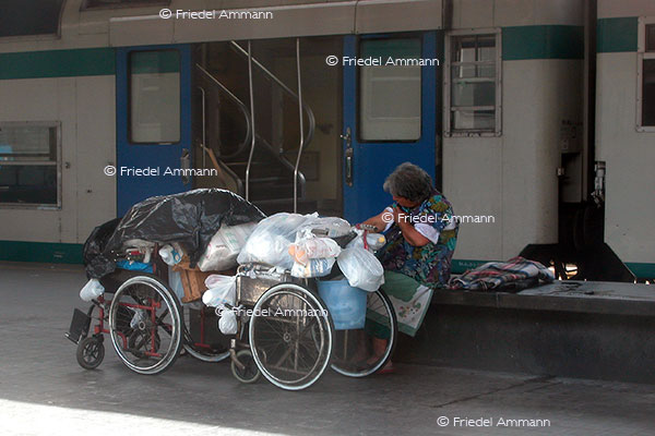  WIRTSCHAFT / ECONOMY - Armut / Poverty - Napoli, Italia 