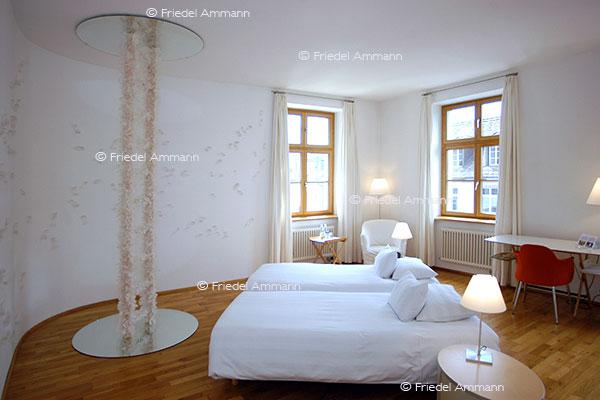 WIRTSCHAFT / ECONOMY - Luxus / Luxury - Kunsthotel / Art Hotel - Der Teufelhof, Basel