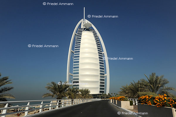 WIRTSCHAFT / ECONOMY - Luxus / Luxury – Fünfsterne / Fivestar Hotel - Burj al Arab, Dubai 