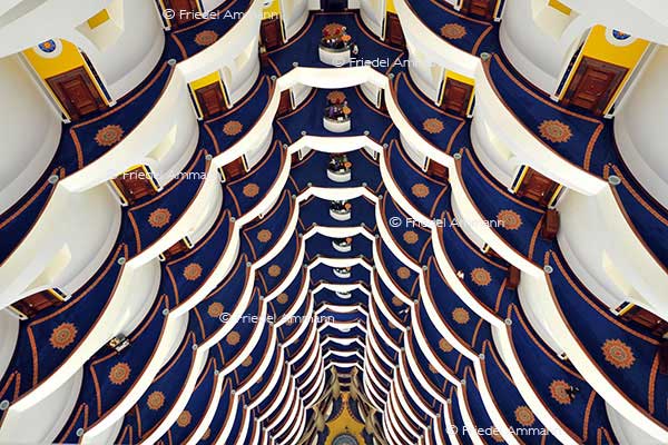 WIRTSCHAFT / ECONOMY - Luxus / Luxury – Fünfsterne / Fivestar Hotel - Burj al Arab, Dubai 