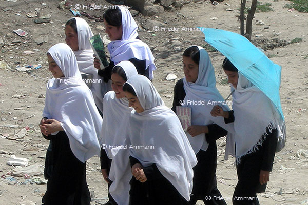 WISSEN - Schule, Berufsbildung - Schulmädchen in Kabul, Afghanistan