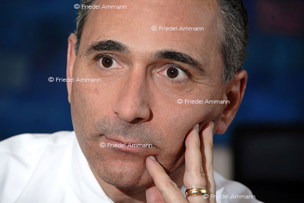 WISSEN - Chemie, Pharma Forschung 2 - Novartis CEO Joe Jimenez, Basel