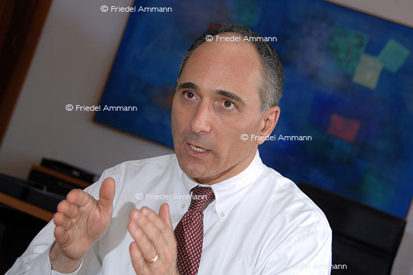 WISSEN - Chemie, Pharma Forschung 2 - Novartis CEO Joe Jimenez, Basel