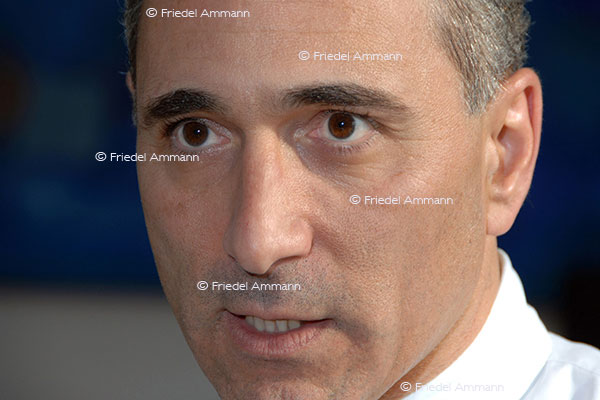 WISSEN - Chemie, Pharma Forschung 2 - Novartis CEO Joe Jimenez, Basel