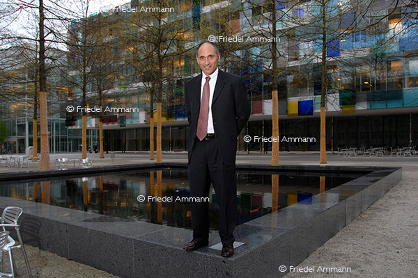 WISSEN - Chemie, Pharma Forschung 2 - Novartis CEO Joe Jimenez, Basel