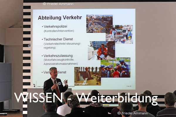 WISSEN – Weiterbildung – Basler Regierungsrat Hans Peter Gass, Polizisten