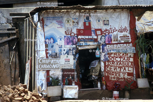WISSEN – Gesundheit / Health – Afrikanischer Medizinmann, Malawi