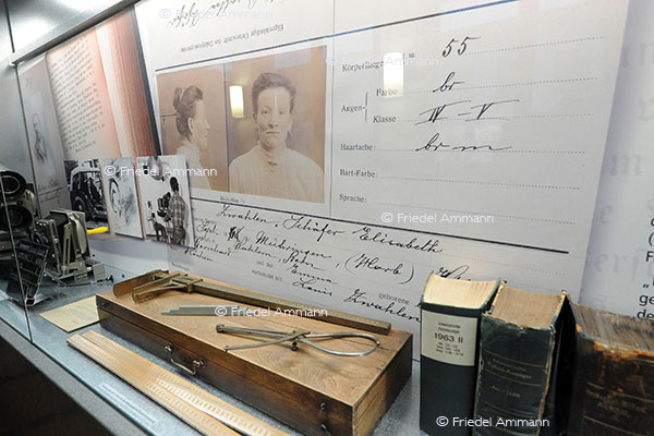 WISSEN - Kriminalwissenschaften - Bertillonage, Anthropometrisches Messsystem zur Personenidentifizierung, Spiegelhof Basel