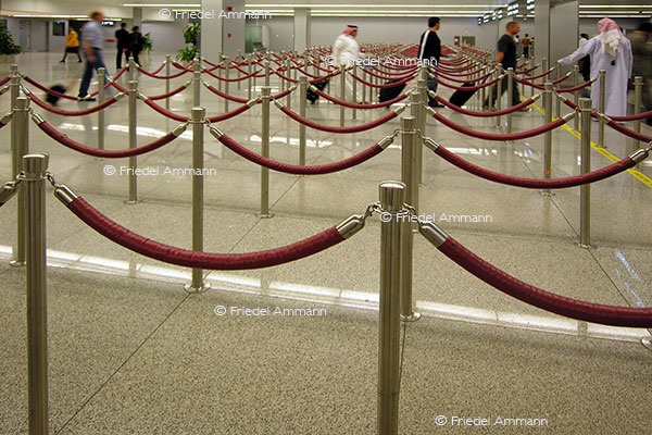 WISSEN - Orientierung - Check In - International Airport, Dubai